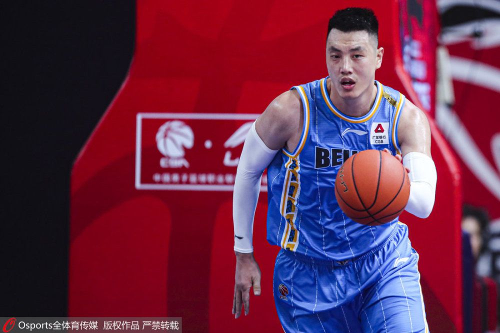 枪战是叫人毛骨悚然、却又无可避免的段落，受到了电影审查部门的指责，后来马蒂同意淡化颜色，即把鲜血触目的红色淡化。